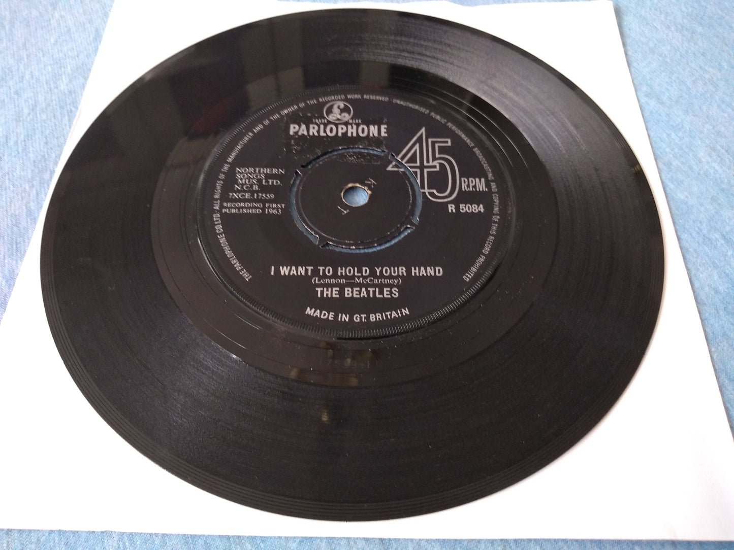 The Beatles – I Want To Hold Your Hand (Parlophone, 1963) 7" vinyl single VG/-