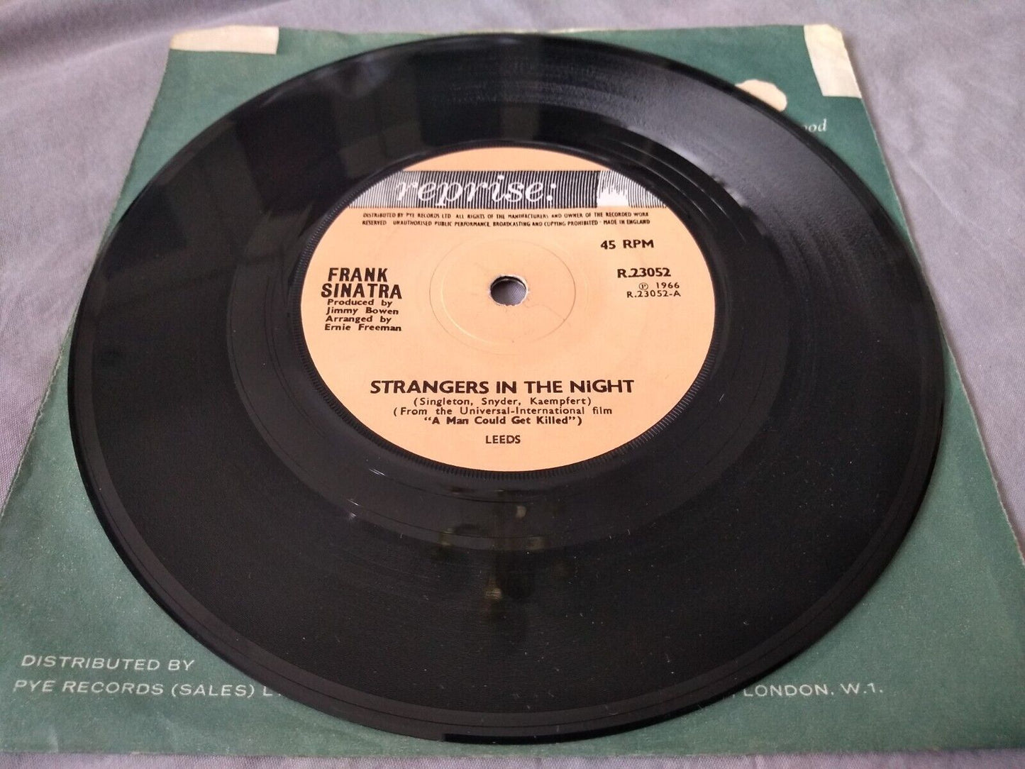 Frank Sinatra – Strangers In The Night (Reprise 1966) 7” vinyl single VG/VG